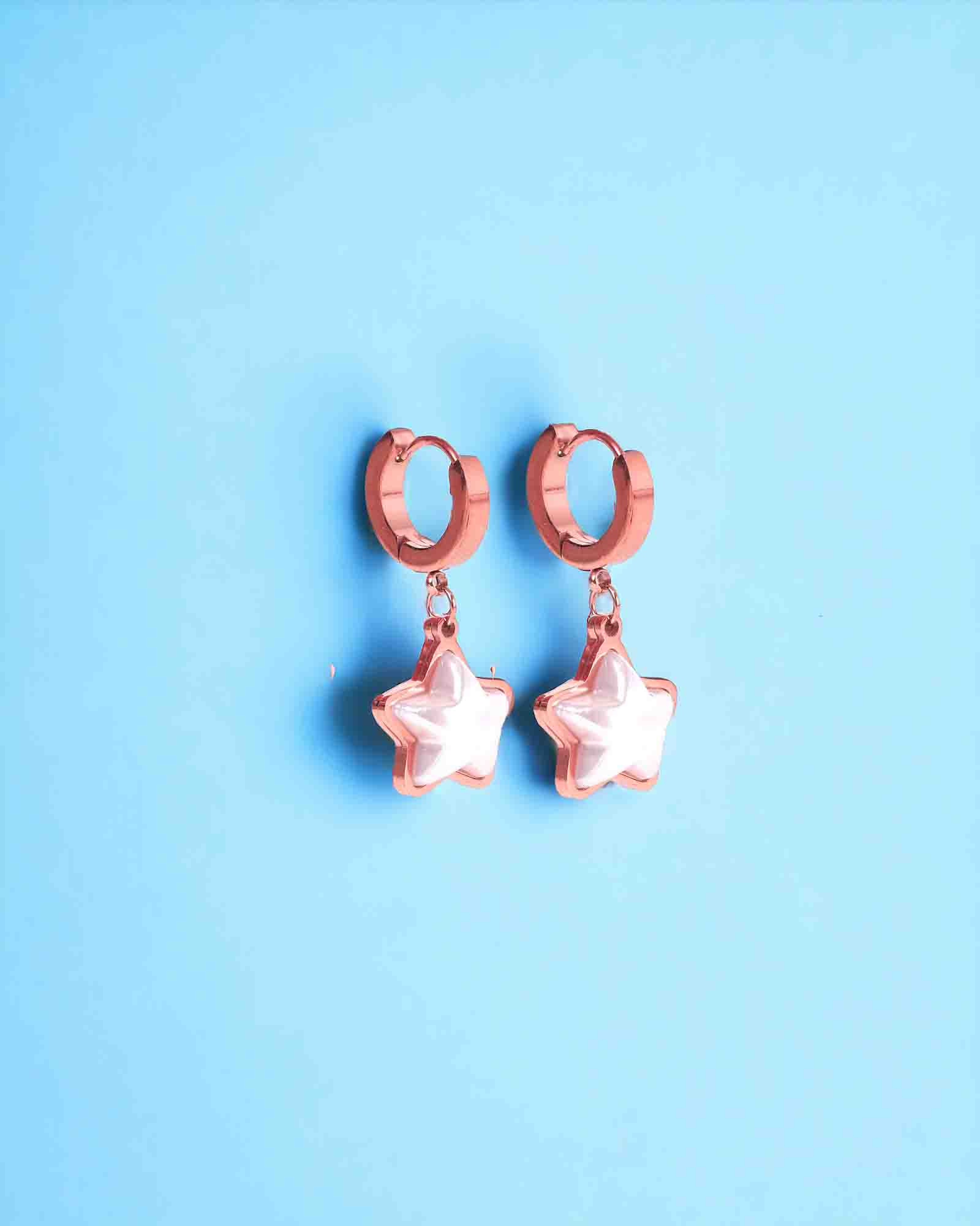 Star charm with 14 mm hoops in rose gold, made with waterproof stainless steel